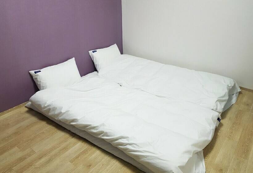 Bluemoon Guest House   Hostel