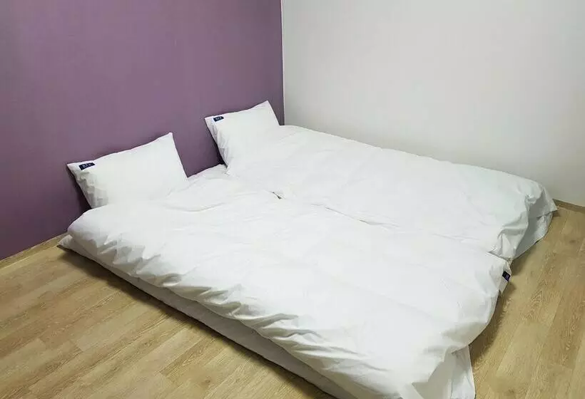 Bluemoon Guest House   Hostel