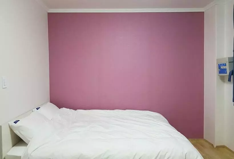 Bluemoon Guest House   Hostel