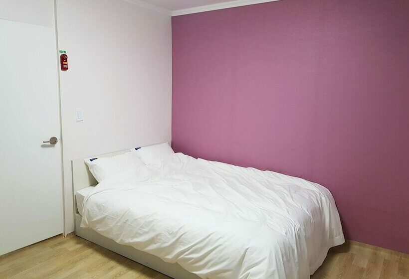 Bluemoon Guest House   Hostel