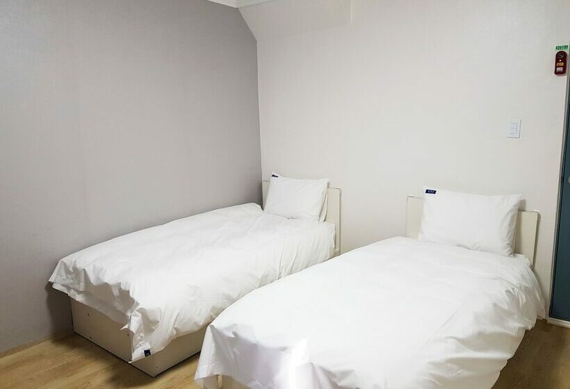 Bluemoon Guest House   Hostel