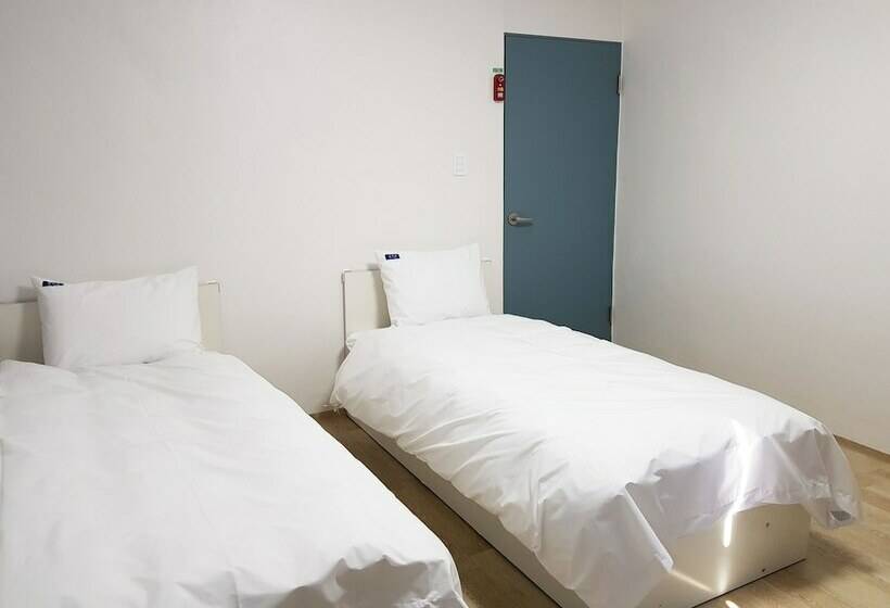 Bluemoon Guest House   Hostel