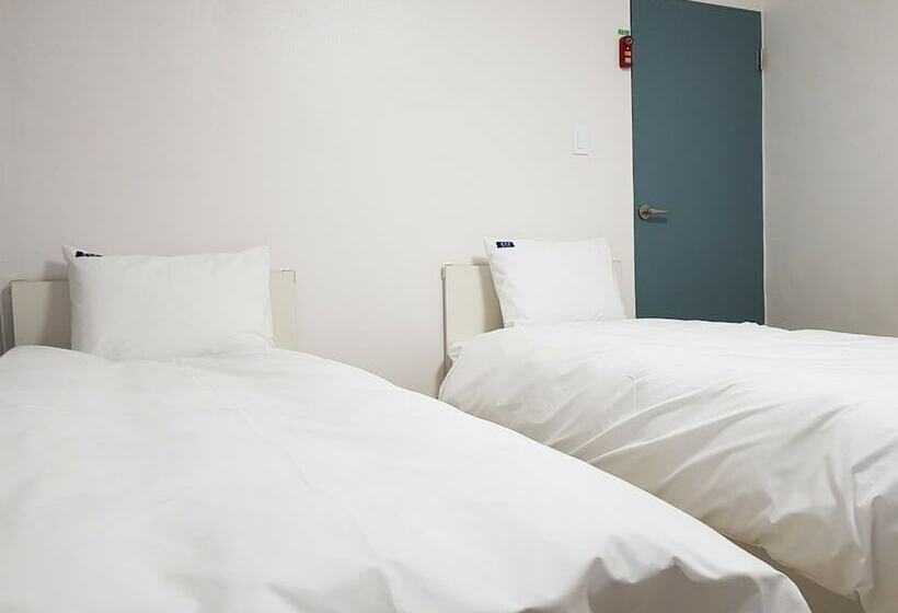 Bluemoon Guest House   Hostel