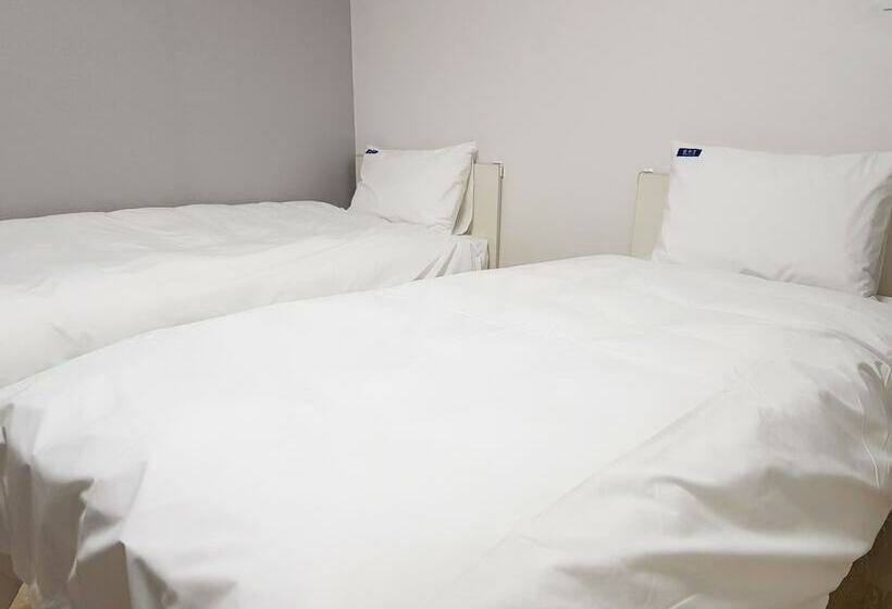 Bluemoon Guest House   Hostel