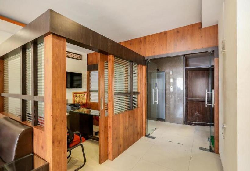 Capital O 35555 Hotel Prateek Plaza