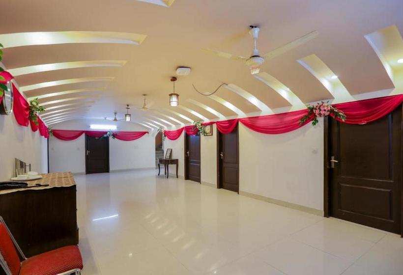 Capital O 35555 Hotel Prateek Plaza
