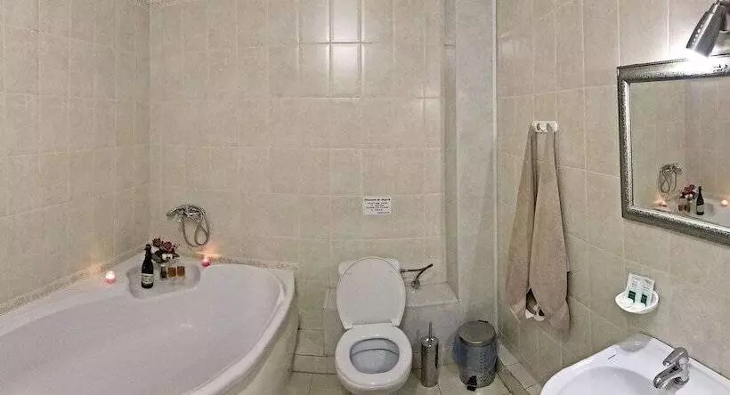 Geneva Hotel 800 метрів від Mcdonald S