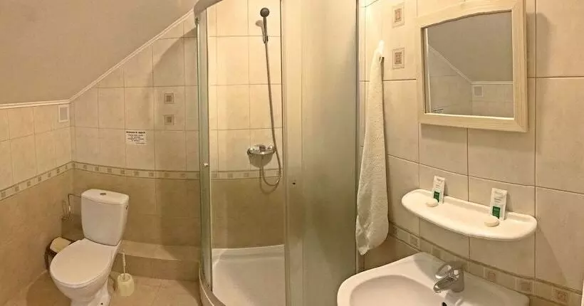 Geneva Hotel 800 метрів від Mcdonald S