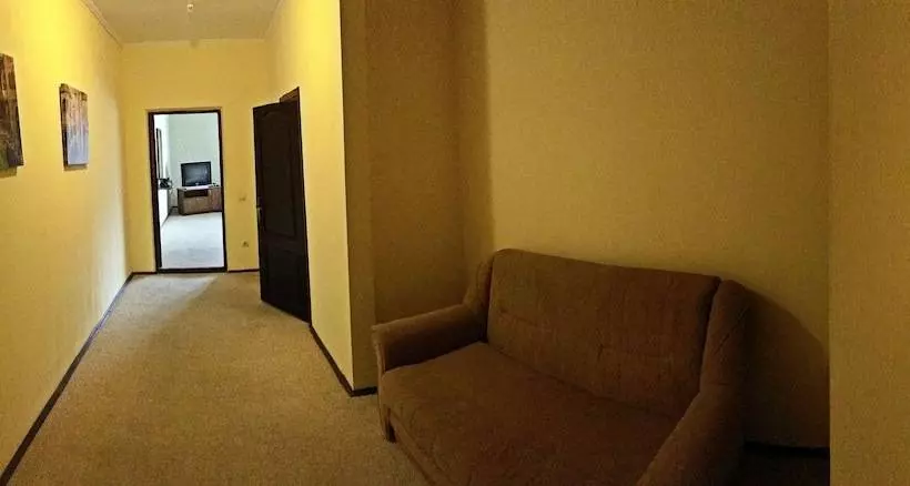 Geneva Hotel 800 метрів від Mcdonald S