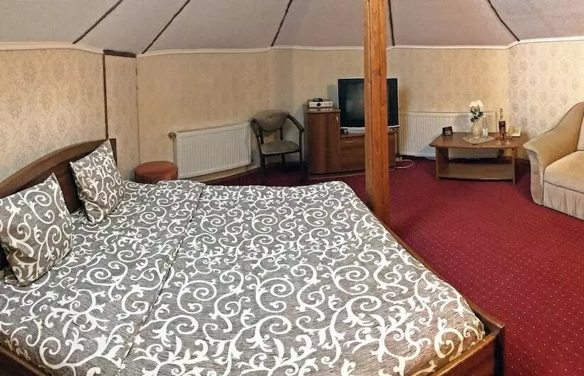 Geneva Hotel 800 метрів від Mcdonald S