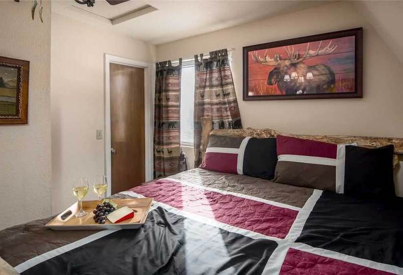 Mama Bears Den Two Bedroom Cabin