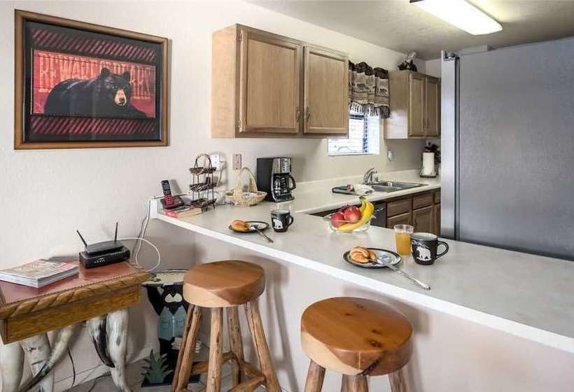 Mama Bears Den Two Bedroom Cabin