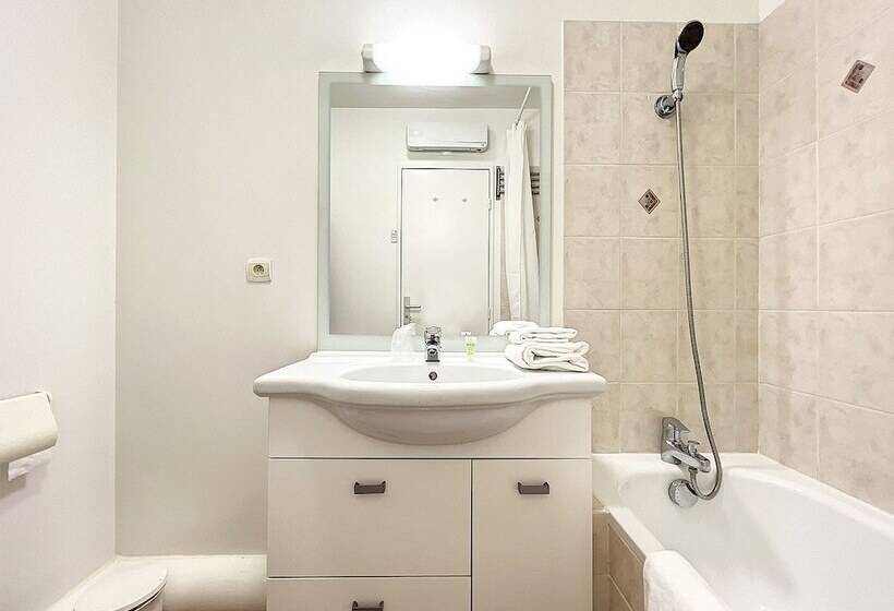 Отель Valhôtel Hôtel Résidence Châteaufort