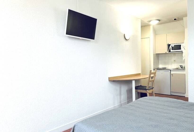 Отель Valhôtel Hôtel Résidence Châteaufort