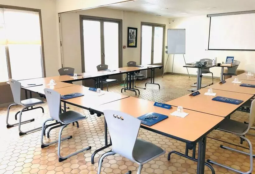 בית מלון כפרי Campanile Cergy Saint Christophe