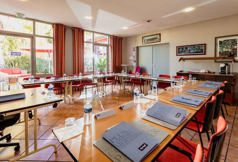 Отель Kyriad Nîmes Ouest A9