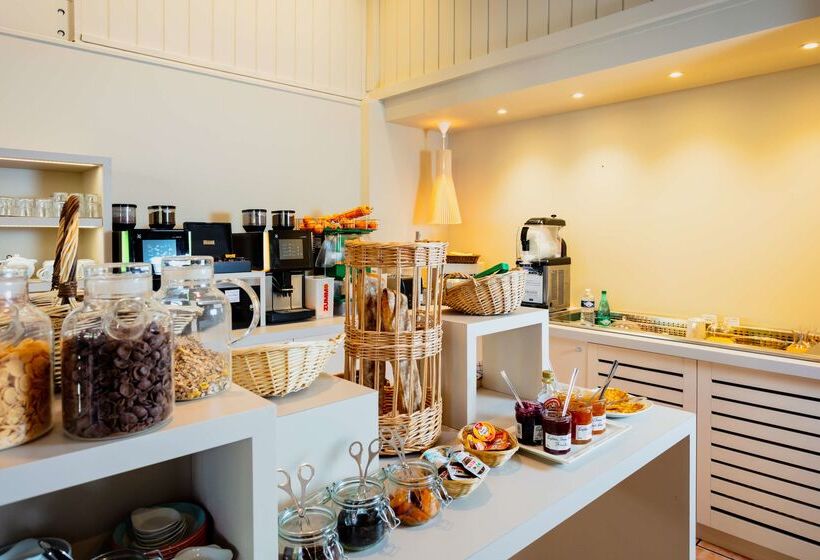 Отель Kyriad Nîmes Ouest A9