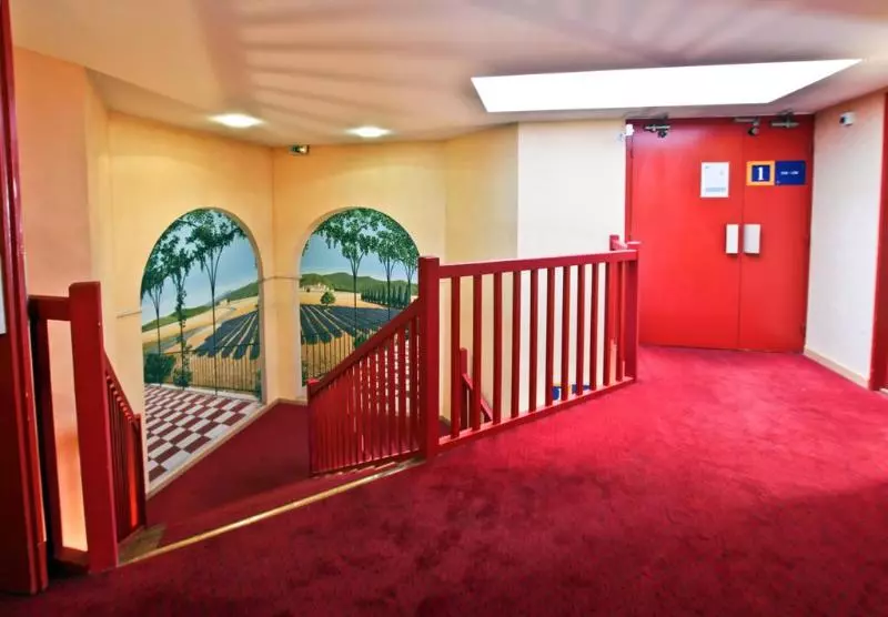 בית מלון כפרי Kyriad Nîmes Ouest A9