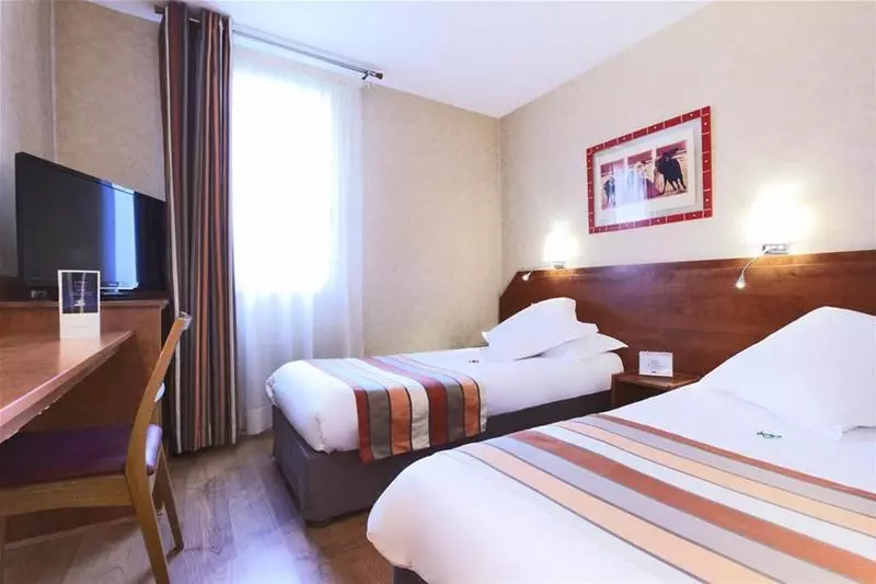 בית מלון כפרי Kyriad Nîmes Ouest A9