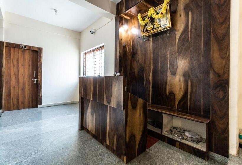 ホテル O Supriya Lodge