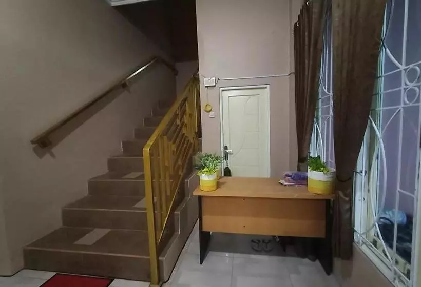 ホテル Spot On 3525 Penginapan Magnolia Syariah