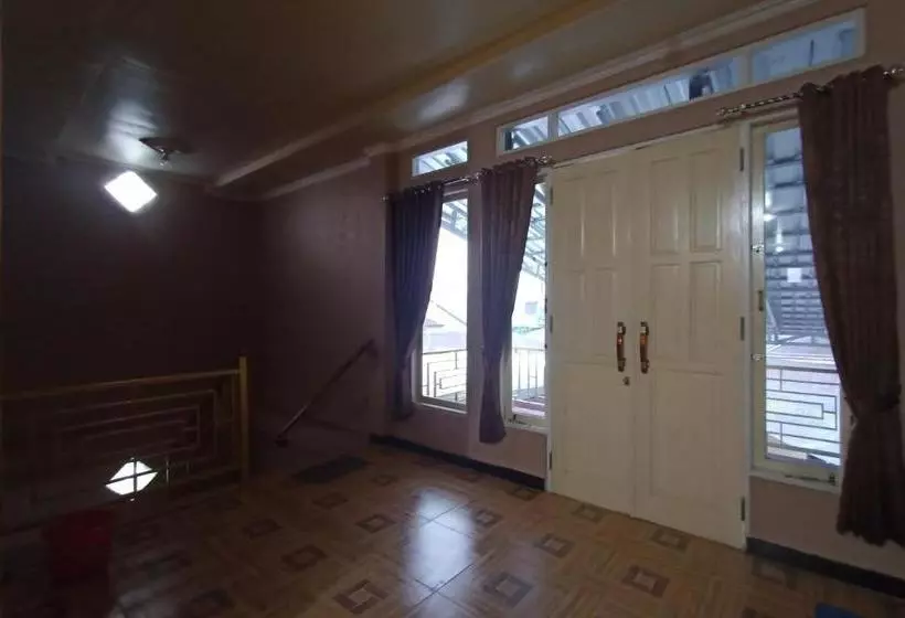 ホテル Spot On 3525 Penginapan Magnolia Syariah