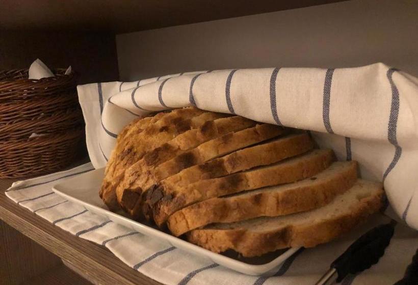 فندق The Top House