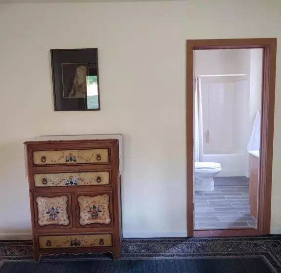 پانسیون Quiet Artist Suite