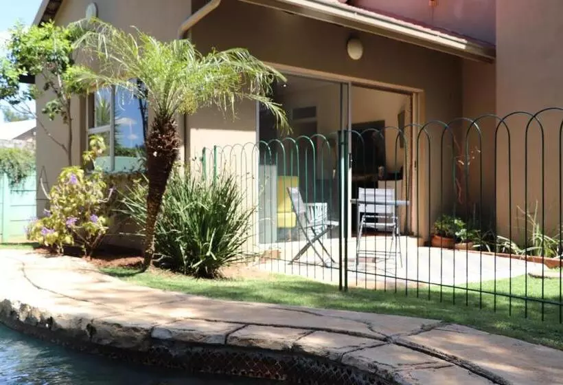 پانسیون Highway Gardens Guest House