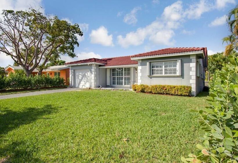 Trendy 4br House With All New Furnishings & Hot Tub