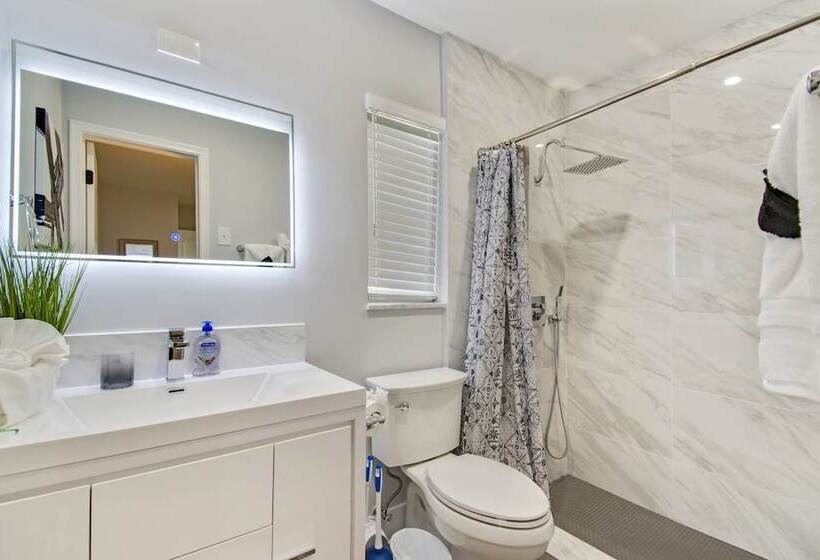 Trendy 4br House With All New Furnishings & Hot Tub