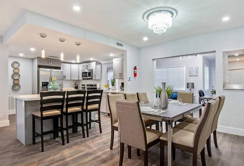 Trendy 4br House With All New Furnishings & Hot Tub