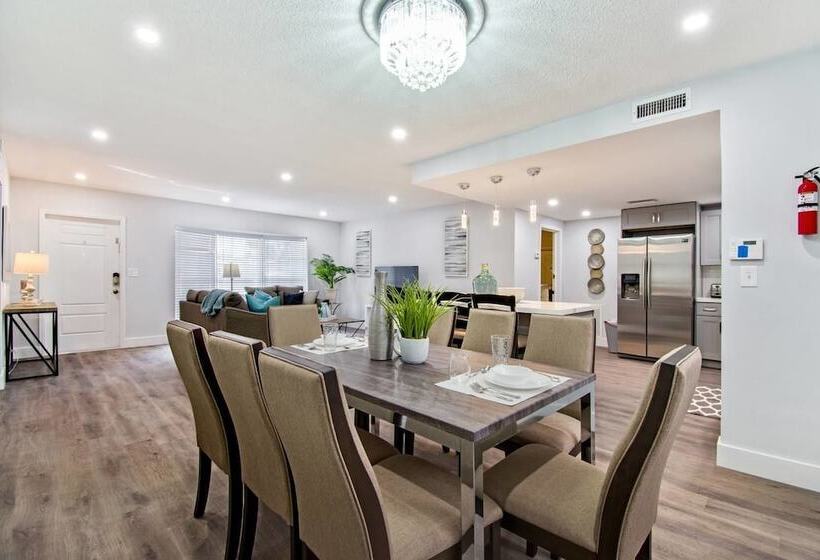 Trendy 4br House With All New Furnishings & Hot Tub