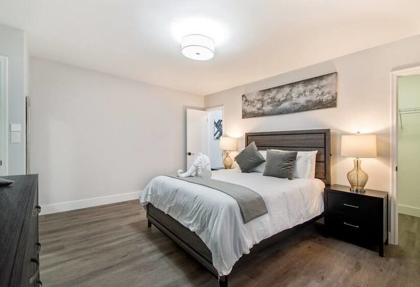 Trendy 4br House With All New Furnishings & Hot Tub