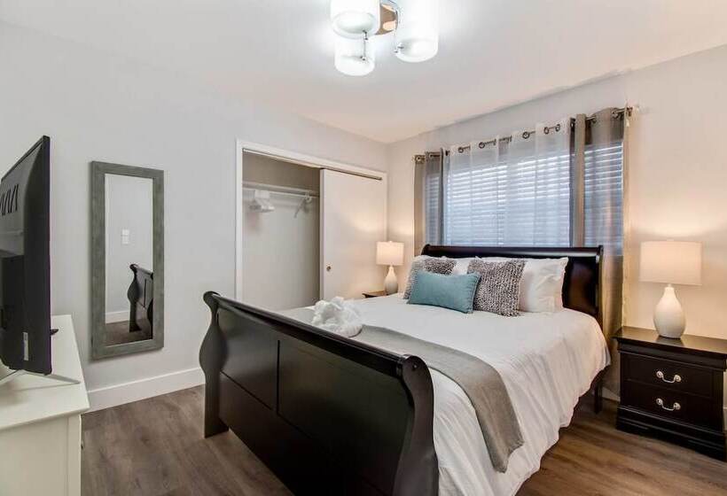 Trendy 4br House With All New Furnishings & Hot Tub