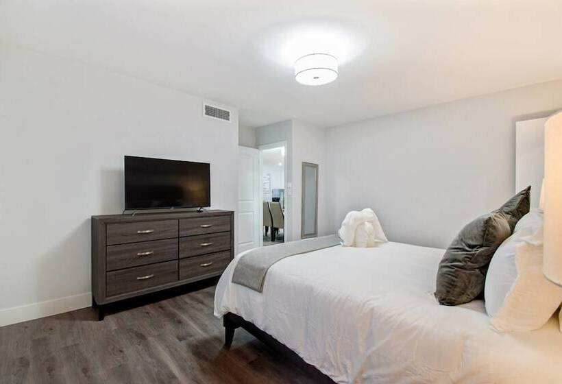 Trendy 4br House With All New Furnishings & Hot Tub