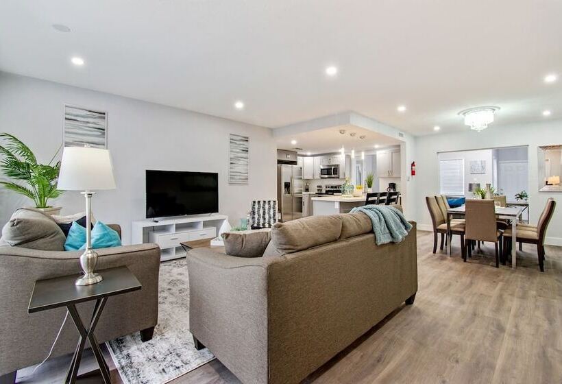 Trendy 4br House With All New Furnishings & Hot Tub