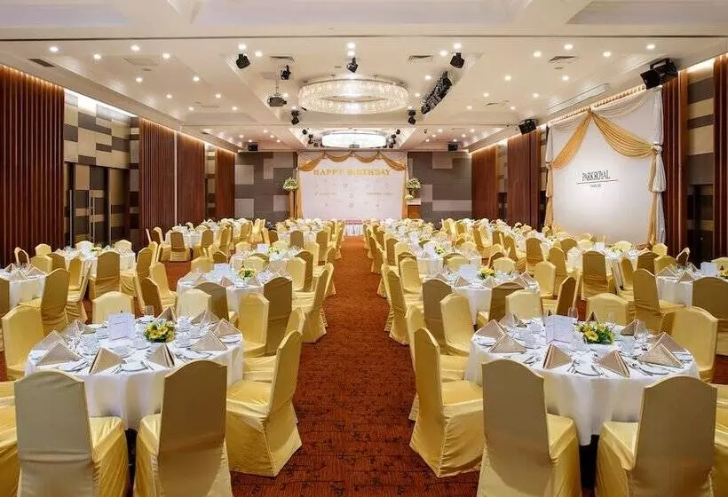 هتل Parkroyal Yangon