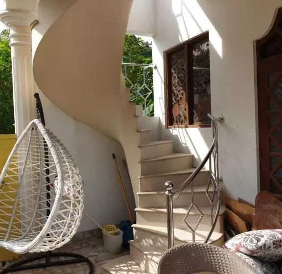 ユースホステル White Elephant Villa & Restaurant