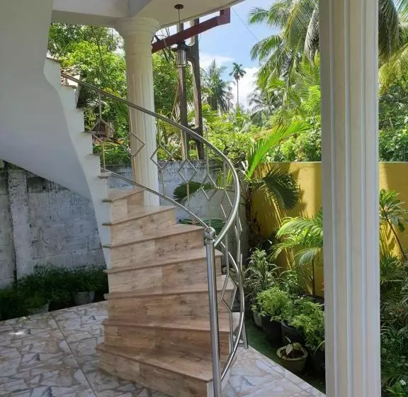 ユースホステル White Elephant Villa & Restaurant