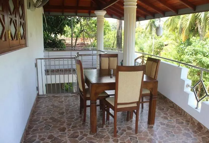 ユースホステル White Elephant Villa & Restaurant