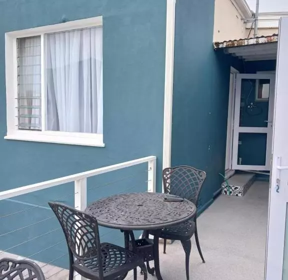 Aamiaismajoitus (B&B) Boulders Beach Hotel, Cafe And Curio Shop