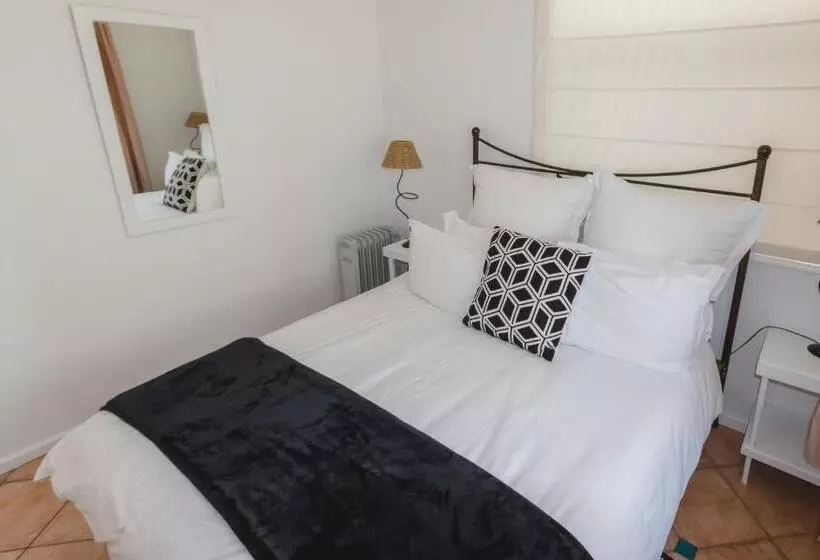 Aamiaismajoitus (B&B) Boulders Beach Hotel, Cafe And Curio Shop