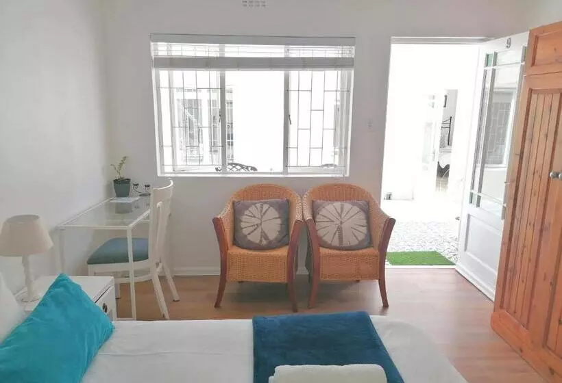 Aamiaismajoitus (B&B) Boulders Beach Hotel, Cafe And Curio Shop