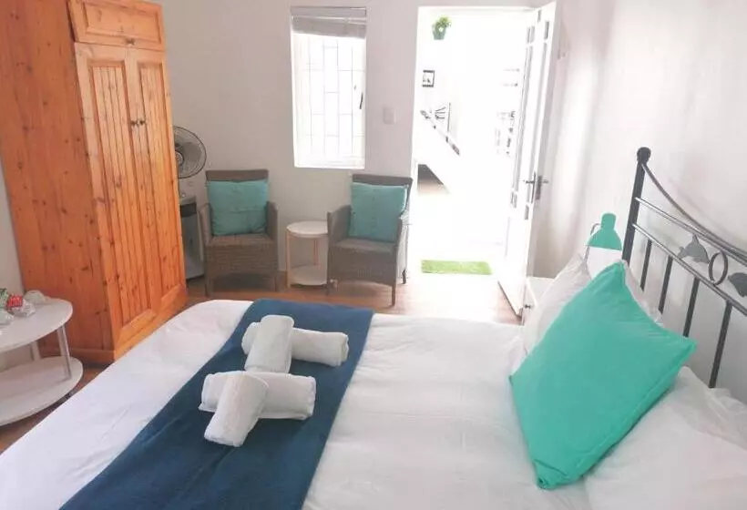 Aamiaismajoitus (B&B) Boulders Beach Hotel, Cafe And Curio Shop