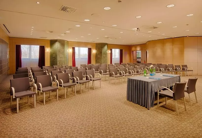 فندق NH Bologna Villanova