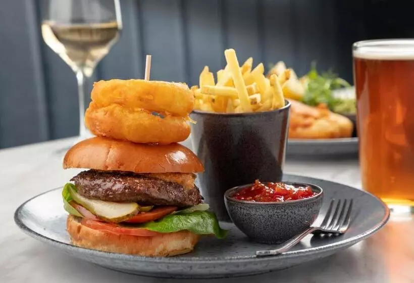 Отель The Victoria