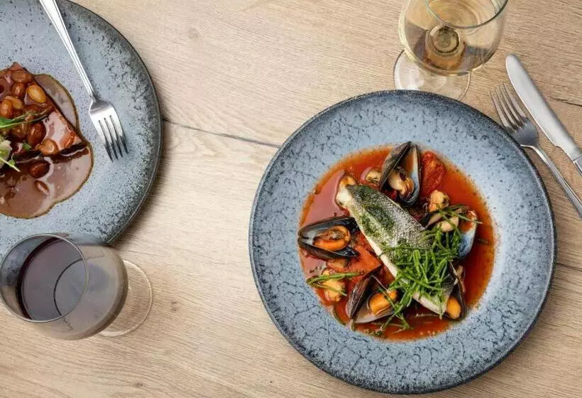 Отель The Victoria