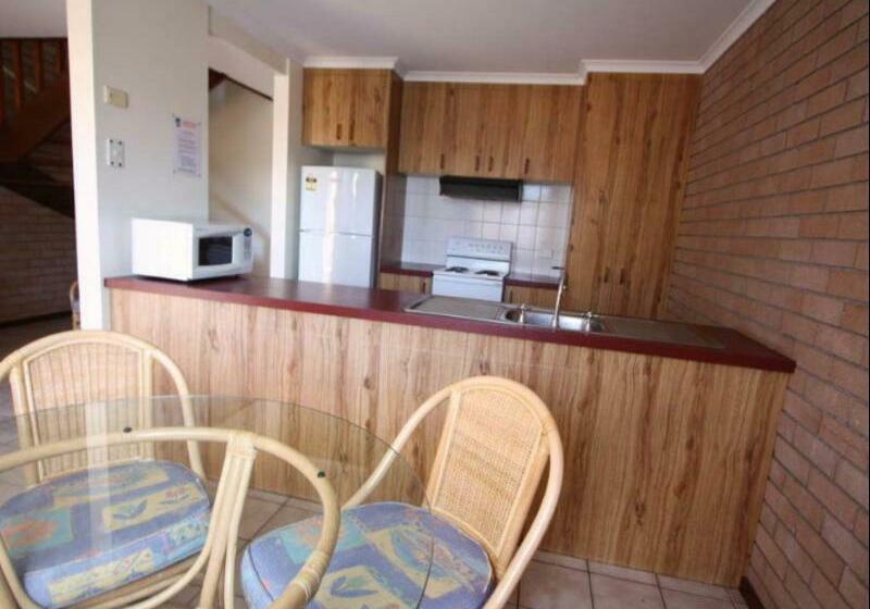 Отель Sapphire Court Holiday Units