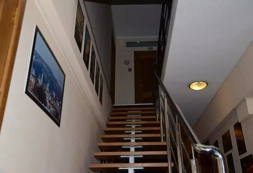 پانسیون Burger Plus Inn